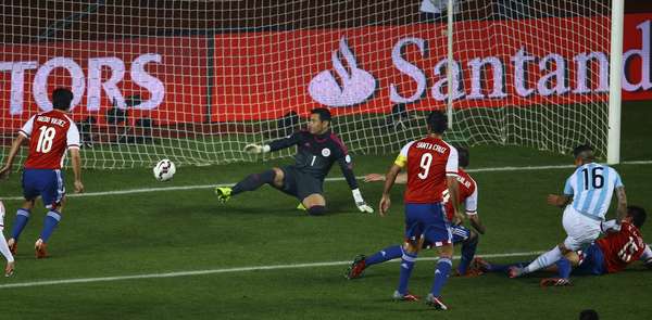 Rojo abriu o placar para a Argentina no primeiro tempo