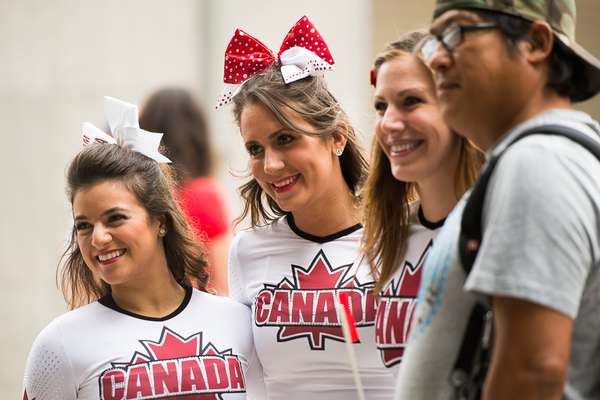 Cheerleaders fizeram apresentação em inauguração da superloja do Pan