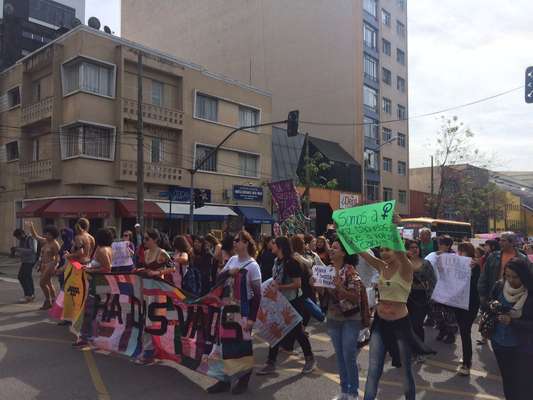 Veja imagens da Marcha das Vadias em Curitiba