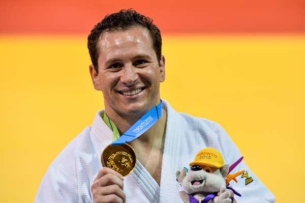 Tiago Camilo exibe sua medalha de ouro