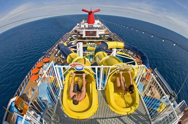 No quesito custo-benefício, a Carnival Cruise Line é uma das mais indicadas. A companhia tem atividades para todos os perfis interessados em diversão sem gastar muito. Os 24 navios da companhia têm cruzeiros com foco em destinos populares como Caribe, Bahamas e México, com durações de três a sete noites e frequentemente estão com pacotes promocionais. A bordo é grande a oferta de programação gratuita, o que diminui os custos