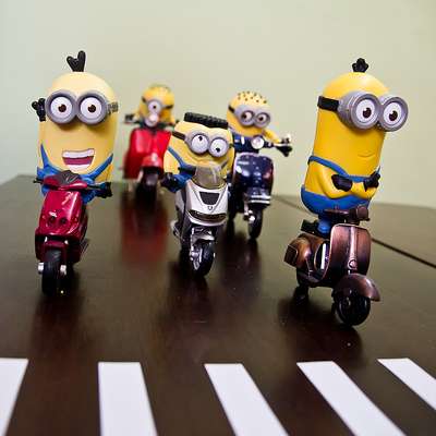 O ensaio "Minions em Uma Moto por Dia", do fotógrafo Osvaldo Furiatto, mostra bonecos dos personagens com motocicletas de brinquedo