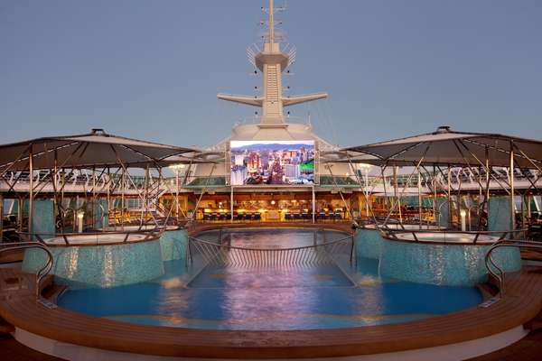 Telas de cinema são encontradas em algumas piscinas como a do Rhapsody of the Seas (foto) e nos navios da Costa
