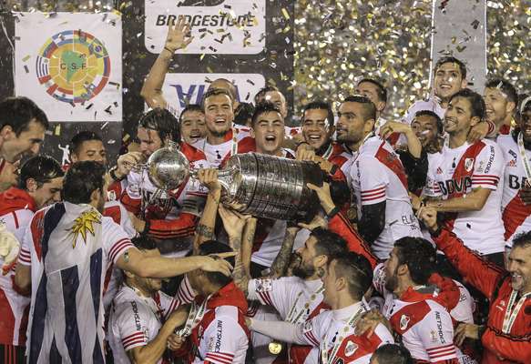 Jogadores fazem festa com tricampeonato da Libertadores