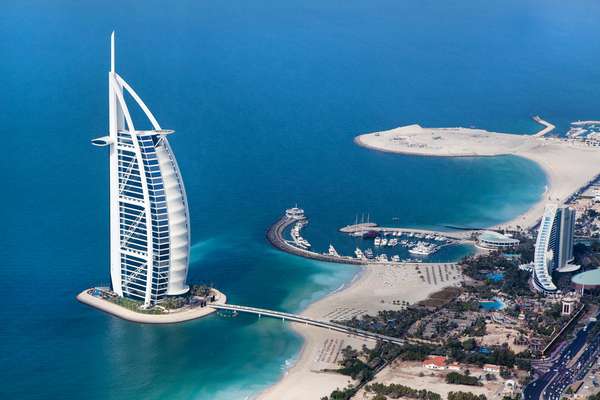 Para aproveitar a proximidade do Natal e garantir compras de grifes internacionais, esse cruzeiro que começa em Dubai (foto), paraíso das compras nos Emirados Árabes, é uma alternativa. A viagem a bordo do Splendour of the Seas, da Royal Caribbean International, começa em 14 de dezembro de 2015 e dura sete noites, com escalas em Khasab e Muscat, em Omã, e Abu Dhabi, nos Emirados Árabes. Cabines a partir de R$ 1.882 por pessoa, mais taxas