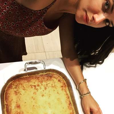 Para deixar seus seguidores com água na boca, Adriana Lima postou uma foto com o bolo de aipim que sua mãe fez