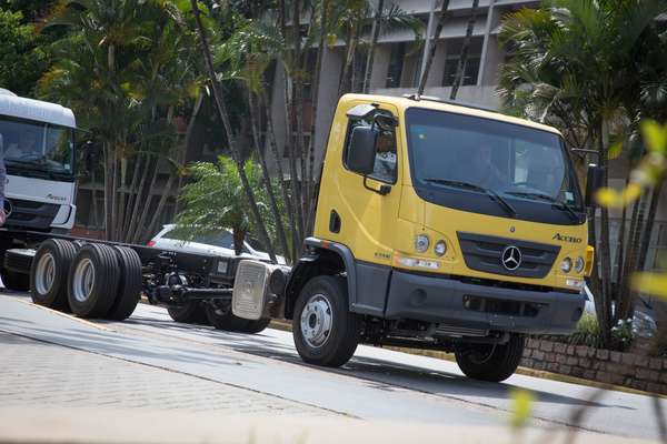 Novo Accelo: características de um caminhão leve, mas com capacidade de carga de um médio