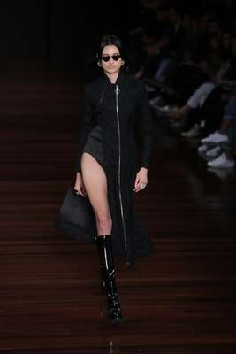 Alexandre Herchcovitch abre nova temporada do SPFW em clima fetichista chique
