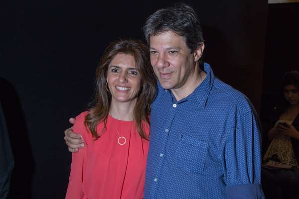 Fernando Haddad e sua esposa compareceram ao desfile deAlexandre Herchcovitch, no São Paulo Fashion Week Inverno 2016