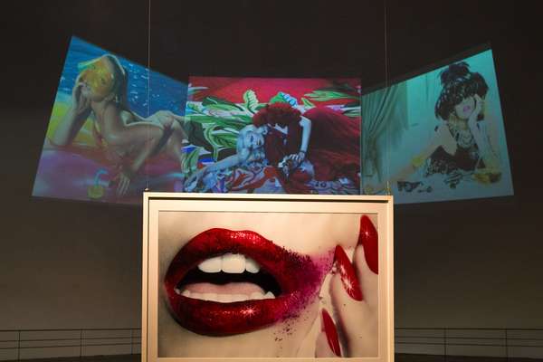 Estilo punk-rock ultracolorido e muito bom humor marcam mostra de Miles Aldridge para o SPFW Inverno 2016