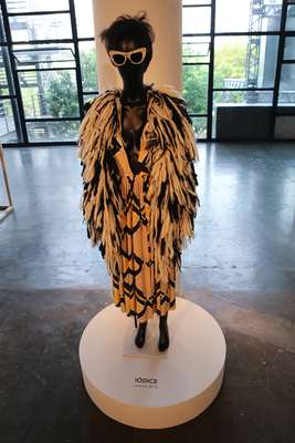 Mostra reúne composições de grifes renomadas, além de fotos e vídeos das edições que marcaram os 20 anos do São Paulo Fashion Week