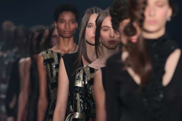 Cordas, franjas e pedrarias mais discretas compões looks da grife PatBo para o inverno 2016