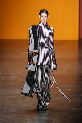 Inspirada em decoração dos anos 50 e 60, a grife Coven estreia no 4º dia do SPFW