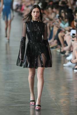 Influências portuguesas dominam desfile de Reinaldo Lourenço no São Paulo Fashion Week