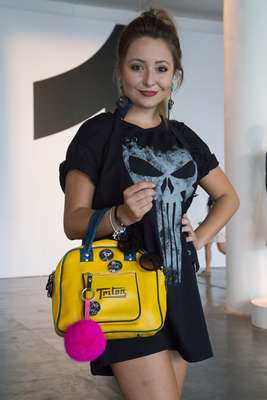 Madú Ávila, 21, youtuber, usa bolsa da Triton