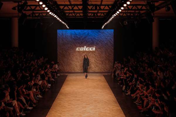 Colcci se inspira em desertos de Gobi e Namíbia com modelagem geométrica, curta e botas de cano alto ou baixo para a temporada Inverno 2016 do SPFW