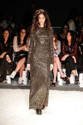 A coleção de Patricia Viera para o inverno 2016 trouxe as cores do deserto do Atacama, para onde ela viajou e buscou inspiração: ouro, areia, azul do céu da região, além das tapeçarias chilenas
