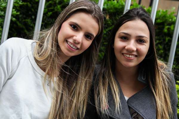 Neste sábado, estudantes enfrentam o primeiro dia do Exame Nacional do Ensino Médio (Enem) 2015; na foto, alunas posam antes de entrar na sala de aula na faculdade Univove, campus Barra Funda em São Paulo