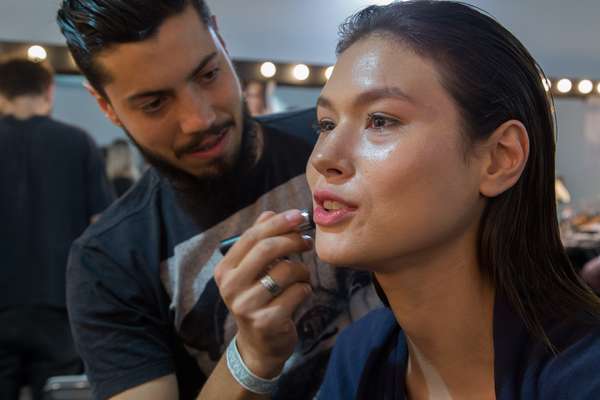 A veterana Angelica Erthal participou de 18 desfiles na edição de inverno 2016 do SPFW. Em um dos poucos intervalos, ela falou com o Terra sobre a rotina que divide com o marido - o fotógrafo Brian Haider - e um pequeno cachorrinho da raça spitz alemão, "filho" do casal, como ela mesmo define