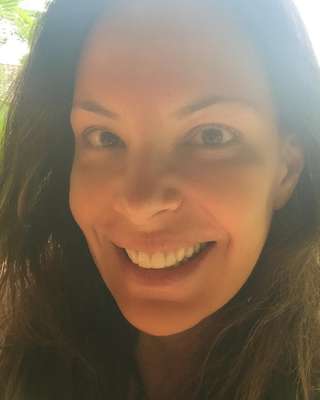 Carolina Ferraz mostrou o rosto sem retoques ou produtos de beleza em sua conta no Instagram