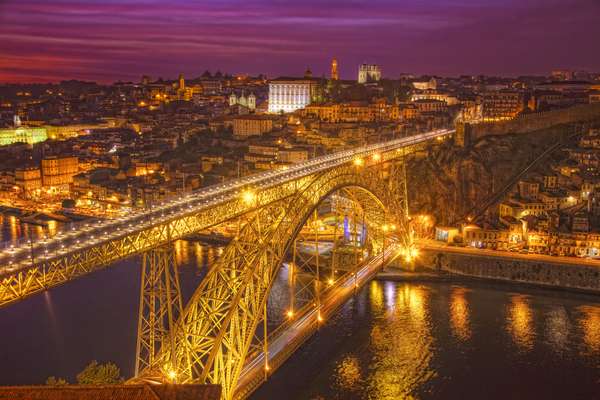 Arco da ponte Luís I é um importante marco de engenharia