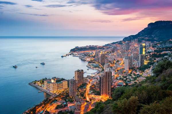 Companhias como a Azamara Club Cruises levam hóspedes para a bela Monte Carlo durante a época do GP de Fórmula 1