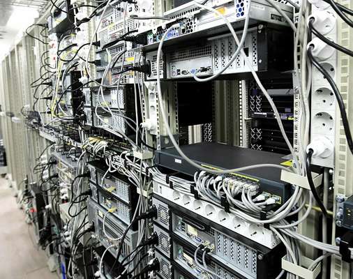 Computador de grande porte – Começou a se popularizar em meados de 1960, com o IBM/360. Esse tipo de computador acabou levando a computação para fora das universidades e dos laboratórios de pesquisa, indo para empresas. “Essa máquina foi a raiz dos atuais computadores”, explica o professor Vivaldo Bretenitz.