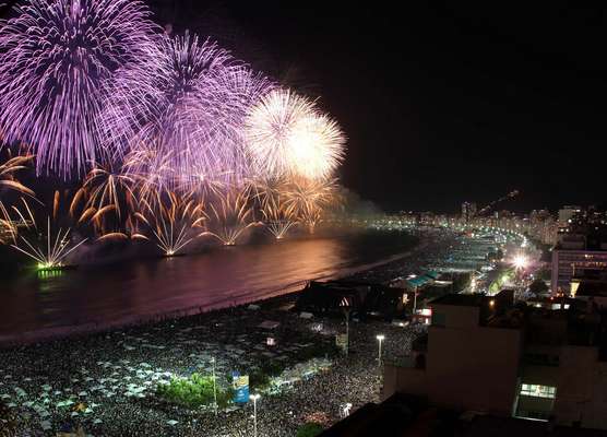 O Rhapsody of the Seas, da Royal Caribbean International, estará pelo Brasil durante o Réveillon. A embarcação faz um roteiro de oito noites, com destaque para a parada em Copacabana para a queima de fogos de 31 de dezembro de 2015 para 1º de janeiro de 2016. O navio parte de Santos em 26 de dezembro e faz escalas em Porto Belo, Ilhabela, Búzios, Rio de Janeiro e Ilha Grande. Cabines a partir de R$ 5.829 por pessoa, mais taxas
