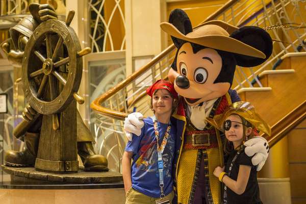 Disney Cruise Line – Uma companhia de cruzeiros criada a partir de um dos mais conhecidos grupos de entretenimento infantil tem que estar nesta lista. A Disney Cruise Line leva para seus quatro navios o mundo mágico que construiu nas telas e oferece uma série de atividades para toda a família. Nos seus navios é possível visitar o quarto do menino Andy, de Toy Story, cumprimentar e tirar fotos com o próprio Mickey e outros personagens clássicos, participar da Academia dos Avengers, se divertir com Elza em atividades inspiradas em Frozen e até guiar uma nave de Star Wars