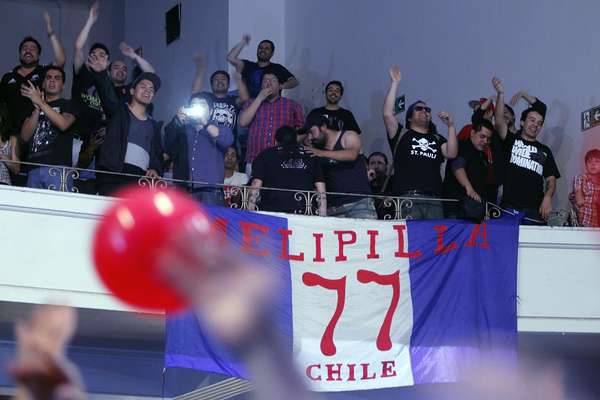 Hablar de un show de Attaque 77 en Chile es hablar de la pasión y fanatismo que las bandas de rock argentinas despiertan en nuestro país, y el show del grupo bonaerense no fue la excepción. Festejando los 25 años del disco “El Cielo Puede Esperar”, pasadas las 21:00 horas el trío rockero de Mariano Martínez, Luciano Scaglione y Leonardo De Cecco saltó a la escena del Teatro Cariola colmado de su fanaticada que llegó con lienzos y banderas a animar una noche de recuerdos.