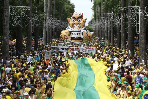 Protesto pede o impeachment da presidente do Brasil, Dilma Rousseff, na Praça da Liberdade em Belo Horizonte, MG, neste domingo (13).