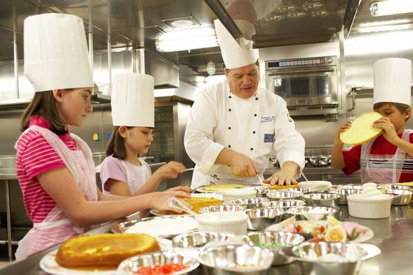 Através do programa de enriquecimento cultural da Princess Cruises os hóspedes podem participar do Culinary Arts, voltado para a gastronomia. Nele os passageiros colocam a mão na massa, literalmente, e aprendem segredos do mundo culinário e de pratos servidos nos navios da empresa. Chefs convidados estão entre os ministrantes das aulas, assim como especialistas da companhia