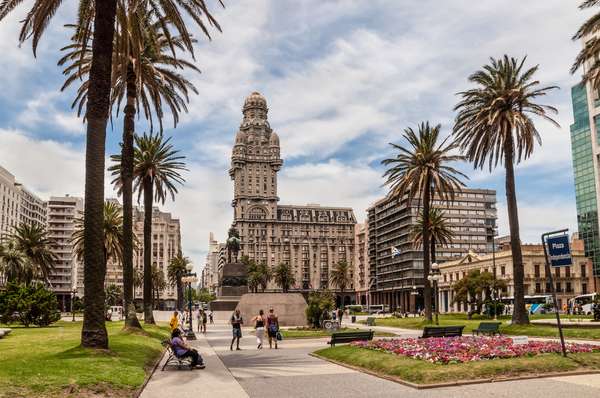 O Rhapsody of the Seas, da Royal Caribbean International, começa o ano rumo ao Prata. A viagem sai de Santos em 3 de janeiro e passa por Buenos Aires, na Argentina, Montevidéu (foto) e Punta del Este, no Uruguai. As cabines partem de R$ 2.539 por pessoa, mais taxas