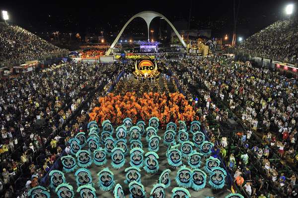 O Carnaval do Rio de Janeiro é o mais conhecido do mundo e atrai milhares de visitantes de diversos países. E não é diferente com cruzeiros marítimos. Marcado para a terça-feira, dia 9 de fevereiro de 2016 – e com desfiles e blocos também nos três dias anteriores – a grande festa ocorrerá em plena temporada brasileira e sul-americana de cruzeiros. Além dos navios fixos na região que passam pela Cidade Maravilhosa nesse período, embarcações vindas de outros continentes também param em seu porto para a folia. É o caso do Celebrity Infinity, da Celebrity Cruises, que parte de Buenos Aires, na Argentina, em 31 de janeiro, e passa três dias no Rio ao longo do roteiro de 14 noites. As cabines custam a partir de R$ 9.159 por pessoa, mais taxas