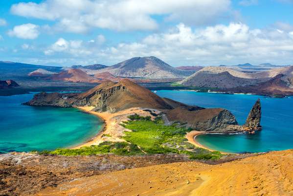 As ilhas Galápagos, no Equador, são um dos lugares mais remotos e inabitados do continente sul-americano. Passeios de caiaque, caminhadas e mergulho são algumas das formas de se conhecer a região quase inabitada e repleta de bela vida selvagem, como as gigantes tartarugas das galápagos. Praias repletas de leões-marinhos, mergulho de snorkel entre esses e outros animais, pinguins, peixes exóticos, patolas de pés azuis dominam as ilhas e deixam os humanos em segundo plano.
