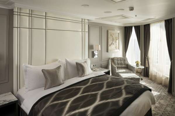 Com uma decoração deslumbrante e muito espaço, as Crystal Penthouse estão entre as mais luxuosas dos cruzeiros. Ela pode ser encontrada a bordo do Crystal Sereniy, da Crystal Cruises, e possui janelas do chão ao teto, luminárias com cristais Swarovski, chão em madeira natural e mosaicos em ladrilhos italianos. O ambiente possui cores neutras, que casam com detalhes em madeira e mármore. Para quem gosta de área externa na cabine, essa suíte possui um deque privativo. O quatro principal possui um closet espaçoso, e a sala de TV pode ser transformada em quarto de hóspedes. Além disso, passageiros nela dispõem do serviço de um mordomo