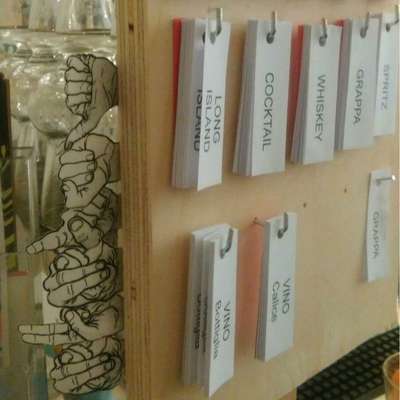 Se um surdo estiver trabalhando no balcão, clientes podem usar bilhetes com o nome de bebidas