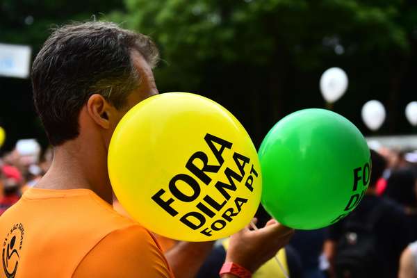 Protestos políticos e personagens do cinema se destacaram entre os tradicionais fantasiados que participam da Corrida de São Silvestre