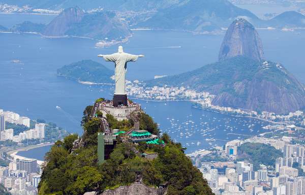 O cruzeiro de Carnaval do MSC Lirica leva os hóspedes para curtir a folia em Salvador. O navio parte do Rio de Janeiro em 7 de fevereiro para viagem de seis noites com escalas em Salvador e Ilhéus. Cabines a partir de R$ 3.046,81 por pessoa, mais taxas
