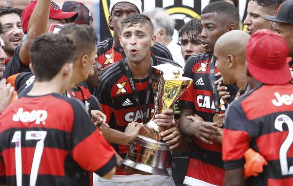 Fla reage, bate Corinthians nos pênaltis e é tri da Copa SP