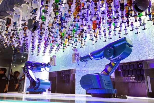 Bionic Bar - A tecnologia dita as regras nesse bar totalmente automatizado a bordo dos navios da classe Quantum da Royal Caribbean International. O Bionic Bar conta com robôs bartenders, que preparam os drinques pedidos pelos hóspedes através de tablets. Além de misturas clássicas é possível criar os seus próprios coquetéis