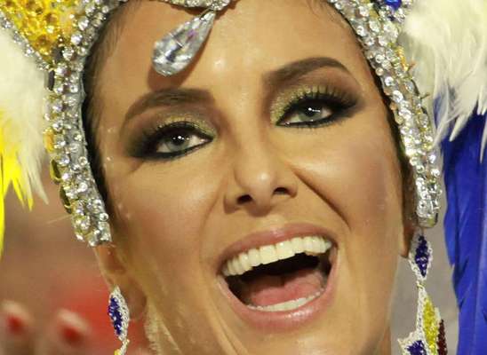 Ticiane Pinheiro era só sorrisos no desfile da Unidos da Vila Isabela na Sapucaí (Rio de Janeiro, 08/02/2016)