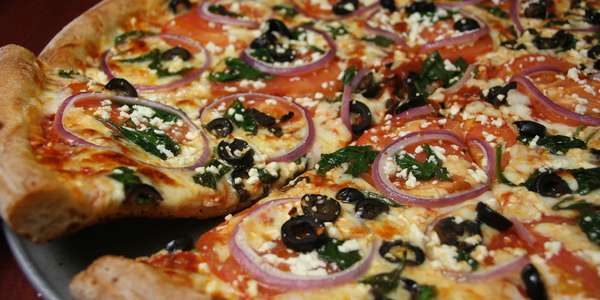 Sorrento's - Encontrada nos navios das classes Quantum, Oasis, Freedom e no Majesty of the Seas, da Royal Caribbean International, a Sorrento's é uma das pizzarias mais famosas em cruzeiros. Ela oferece os clássicos como pepperoni e mussarela, além de sabores como chouriço, havaiana e florentina, em sistema rodízio