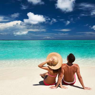 Essa não dá pra esquecer até porque você vai estar no mar. Mas além das praias das escalas, quase todos os transatlânticos possuem piscinas, muitos com opções cobertas e de água aquecida para serem usadas até em climas mais amenos. Inclua aí também saídas de banho porque a maior parte dos navios não permite usar biquínis e sungas nas áreas internas
