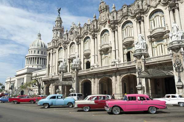 Modelos de carros das décadas de 1950 e 1960 são comuns na paisagem cubana: o regime socialista instalado em 1959 levou ao embargo de diversos bens e produtos, incluindo veículos
