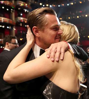 DiCaprio ganha Oscar e comemora com Kate Winslet