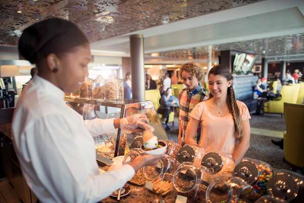 Café al Bacio & Gelateria - Nos navios das classes Solstice e Millennium da Celebrity Cruises são encontrados o Café al Bacio & Gelateria. O café oferece os típicos gelatos italianos, com sabores como baunilha, avelã e pistache