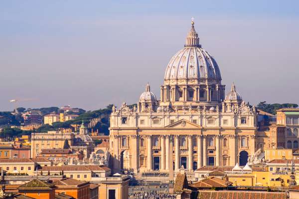 Basílica de São Pedro - Localizada no Vaticano, a Basílica de São Pedro é o maior e mais importante templo do catolicismo. O edifício original foi construído por ordem do imperador Constantino para honrar o túmulo do apóstolo Pedro, considerado o primeiro papa, entre 324 e 349 d.C.. O atual prédio, onde são realizadas as mais importantes celebrações da religião, começou a ser erguido em 1506 e terminou apenas em 1612
