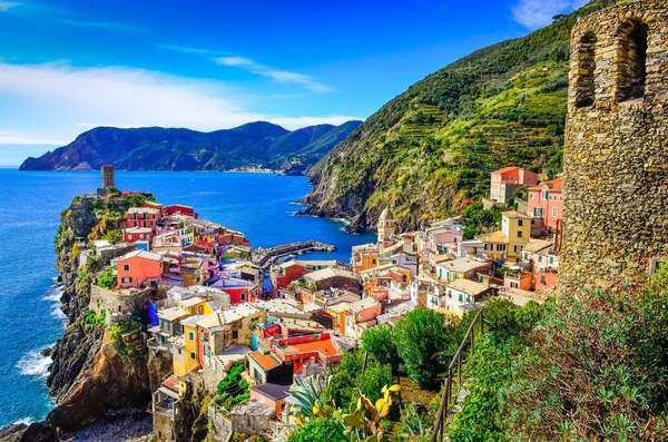 Cinque Terre - As cinco vilas de frente para o mar de Cinque Terre, na Riviera Italiana, são imperdíveis. Riomaggiore, Manarola, Corniglia, Vernazza e Monterosso têm algumas das mais belas praias do mundo. A costa de 18 quilômetros é repleta de rochas, baías e praias, com montanhas paralelas ao litoral que causam um visual impactante