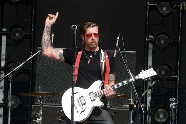 Eagles of Death Metal marca presença no Lollapalooza 2016 na tarde de sábado (12), em São Paulo